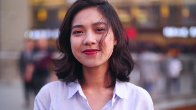 Retrato-de-una-joven-mujer-asiática