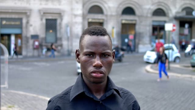 Ernsten-schwarzen-amerikanischen-Mann-starrte-auf-Kamera-auf-der-Straße