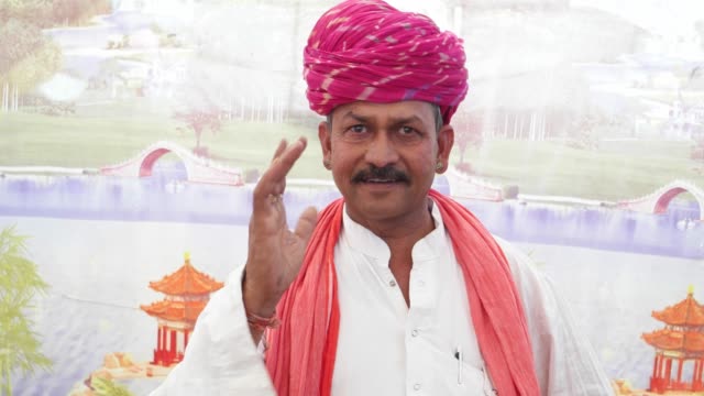 Hombre-de-Rajasthan-MS-tradicional-desgaste-haciendo-gestos-con-las-manos-satisfecho