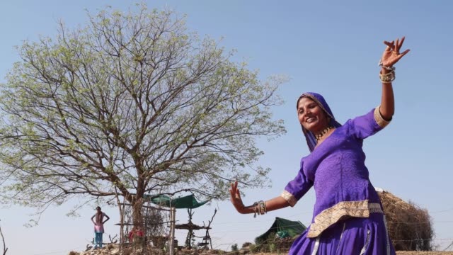 Danza-folclórica-de-serpiente-nómada-de-la-tribu-nómada-de-Rajasthani-ser-rendimiento-con-gracia