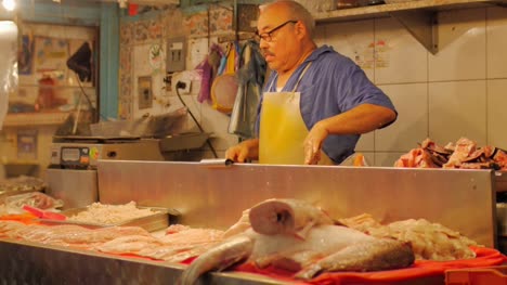 Un-hombre-ayuda-a-sus-clientes-mientras-trabajaba-en-un-mercado-de-pescado-en-México