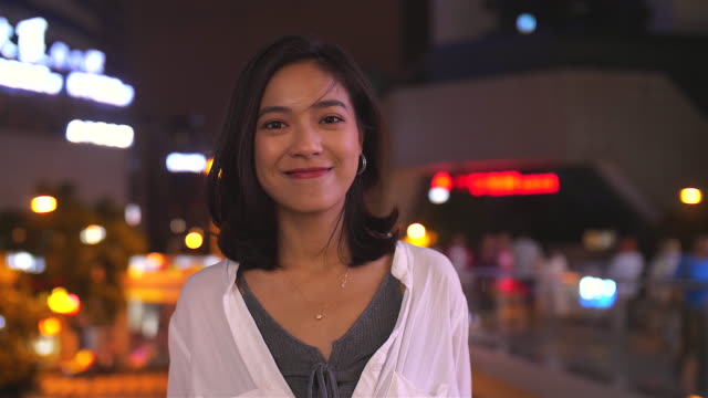 Porträt-der-hübsche-junge-Asiatin-Lächeln