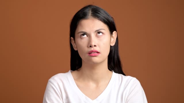 Upset-woman-isolated.-Portrait-of-asian-woman-in-white-t-shirt-shaking-head-and-posing-upset-expression-looking-at-camera.