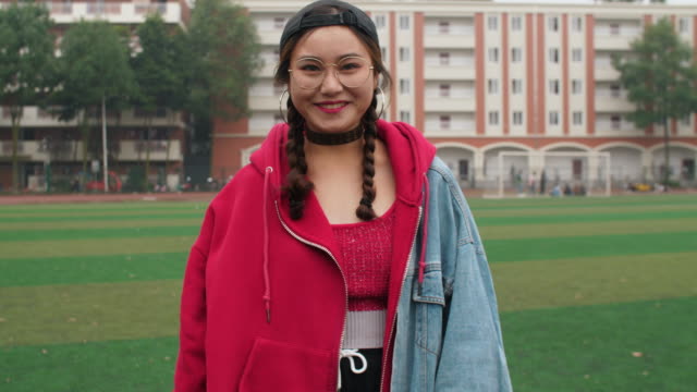 Asiatische-Studentin-Lächeln-in-die-Kamera-in-Zeitlupe-campus