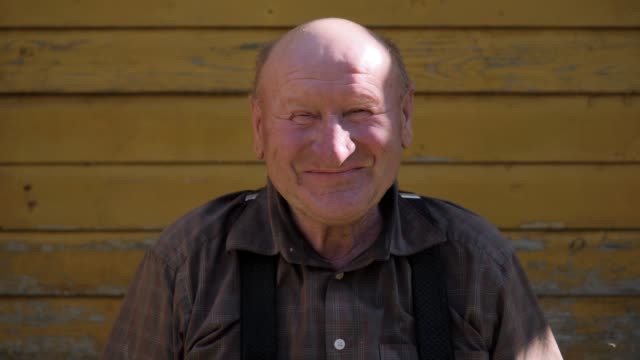 bold-old-countryside-man-with-no-teeth-smiling-to-camera