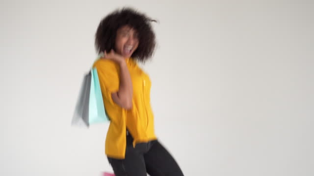 Mujer-afroamericana-caminar-y-girar-mientras-llevaba-bolsas-de-la-compra