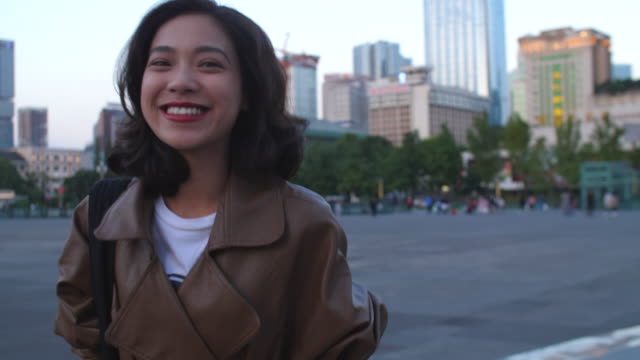 Porträt-von-eine-hübsche-junge-Asiatin-in-der-Stadt
