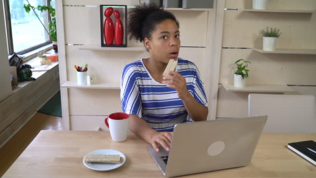 Frau-essen-gesunde-Snacks-und-Arbeiten-mit-dem-computer