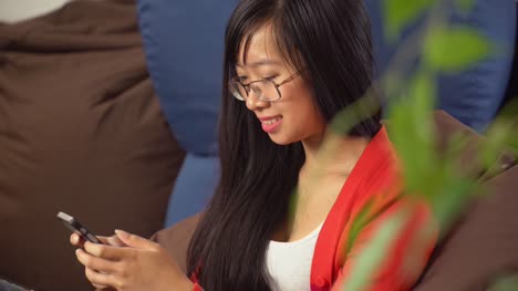 Junge-Asiatin-Porträt-im-sozialen-Netz-auf-dem-Handy-chatten