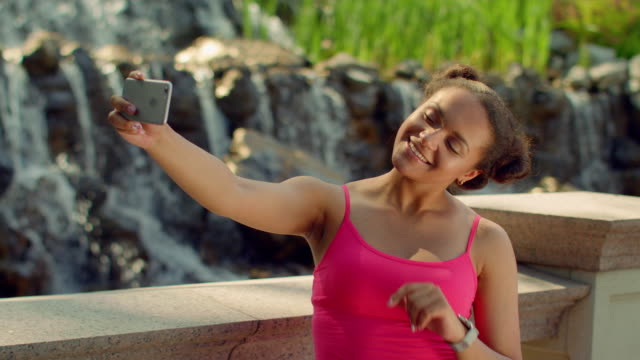 Chica-tomando-selfie-foto-con-el-teléfono-inteligente-en-el-parque.-Chica-Selfie