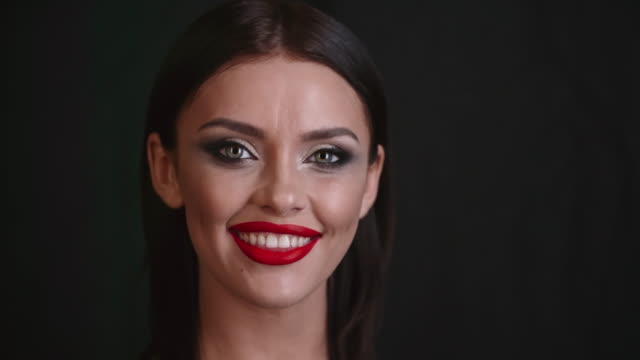 Modell-präsentiert-Make-up