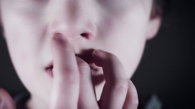4k-nahe-Kind-Mund-beißen-sich-die-Nägel