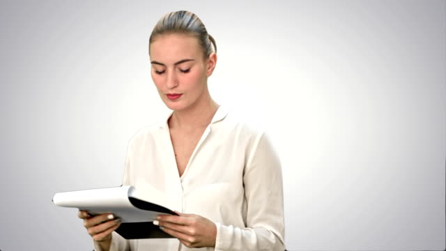 Junge-Geschäftsfrau,-Lesen-von-Dokumenten-auf-weißem-Hintergrund