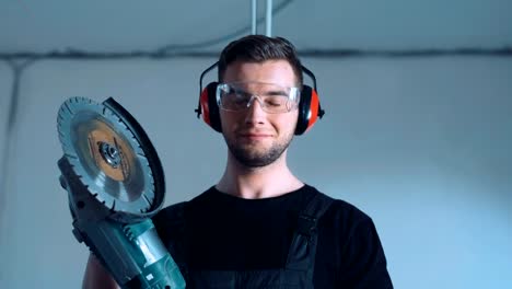 Smiling-construction-worker-with-angle-grinder