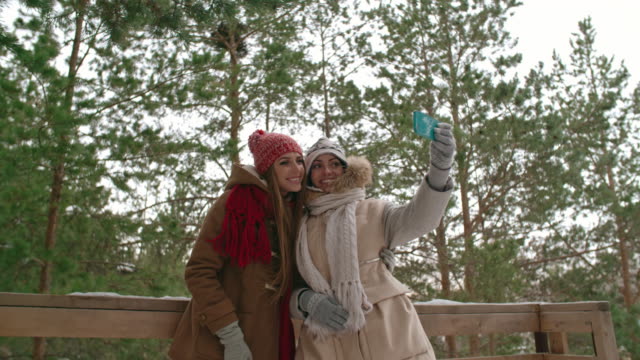 Tomando-Selfie-con-Bestie-en-bosque-del-invierno