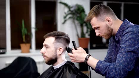 Ein-Besucher-zum-Frisörsalon-begab-sich-eine-stilvolle-Frisur-im-Barbershop-erhalten,-ein-erwachsener-Mann-erwartet,-dass-die-Haare-gekürzt-werden