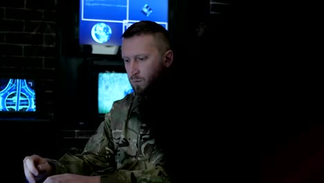 Soldat,-männliche-Porträt,-technische-Kontrolle,-Tracking-System,-IT-Krieg