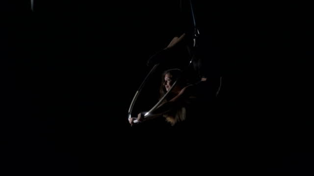 Flexible-Gymanst-führt-einen-Trick-in-der-aerial-hoop
