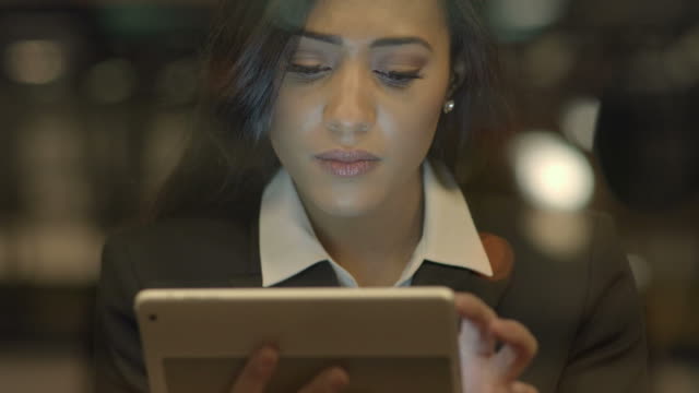 Attraktive-junge-schwarze-Frauen-mit-Tablettcomputer-suchen-im-Internet-Online.-African-American-Frauen-in-Verbindung-mit-Social-Media-Business-Anzug.-Urbaner-Lifestyle-Hintergrund