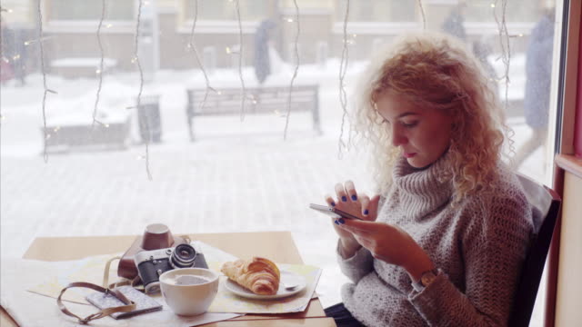 Frauen-im-Café-mit-Telefon