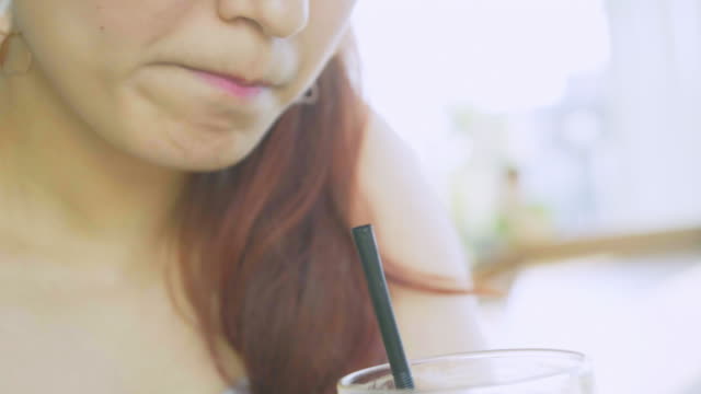 Junge-asiatische-Dame-trinken-Kaffee-Eis-closeup