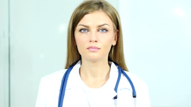 Porträt-der-Frau-Doktor-Blick-in-die-Kamera-in-Klinik