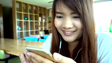 Mujer-usando-la-aplicación-smartphone-en-café-beber-café-sonrientes-y-mensajes-de-texto-en-el-teléfono-móvil.-Hermosa-multicultural-casual-mujer-profesional-joven-en-el-teléfono-móvil.-Modelo-asiático-caucásico-de-raza-mixta.