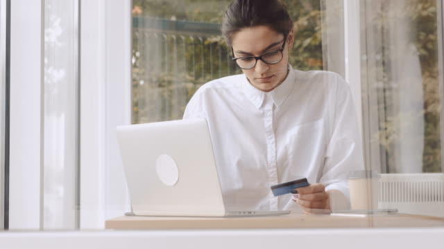 Mujer-pagando-online-con-tarjeta-de-crédito