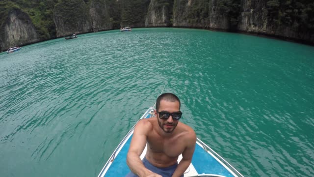 Guy-bei-einem-Selfie-Boot-unterwegs