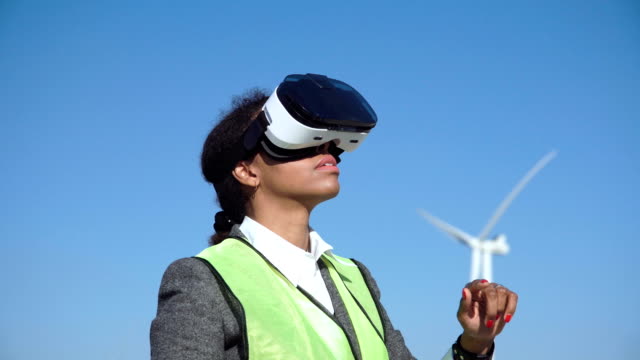 Ingeniero-de-la-mujer-con-casco-virtual