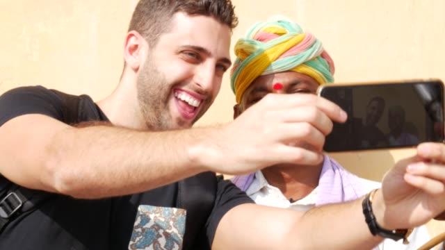 Hombre-tomando-un-selfie-con-un-músico-en-Jaipur,-India