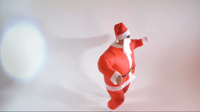 Santa-Claus,-die-Spaß-machen,-lustig-tanzen-bewegt-sich-auf-einem-weißen-Hintergrund.-4K.
