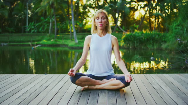 Frau-üben-Yoga