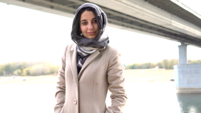 Porträt-von-eine-Brünette-muslimische-Mädchen-im-freien