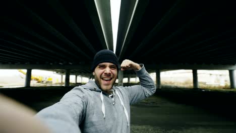 POV-glücklich-sportlichen-Mann-unter-Selfie-Porträt-mit-Smartphone-nach-dem-Training-in-urban-Outdoor-Lage-im-winter