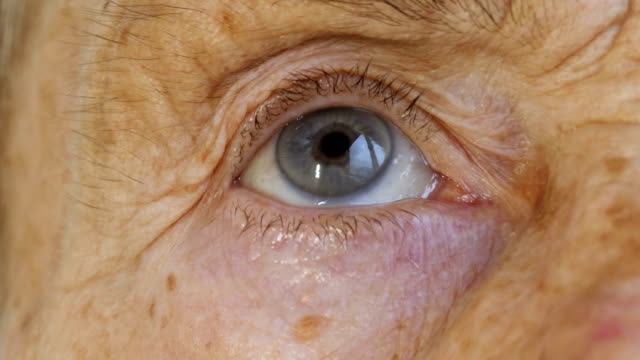 Cara-y-ojos-de-persona-mayor,-mujer-de-81-años