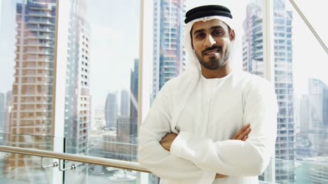 Porträt-emiratischen-Business-executive-tragen-nationale-Kleid-Dubai