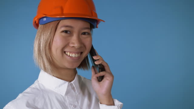 schöne-Arbeiter-im-einheitlichen-Gespräch-per-Handy
