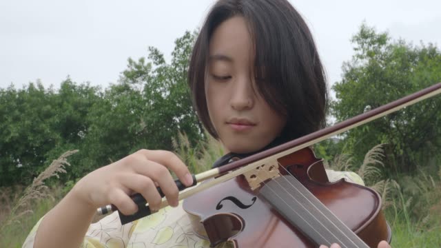 Asiatische-Teenager-weiblich-eine-Geige-zu-spielen