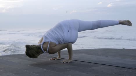 Frau-dabei-balancieren-Yoga-Pose