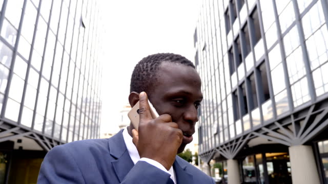 Afrikanische-schwarze-junge-Mann-auf-der-Straße-sprechen-per-Telefon