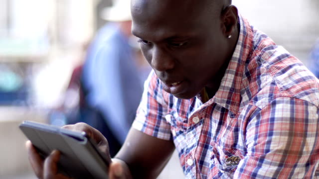 Schönen-jungen-schwarzen-Mann-mit-digital-Tablette