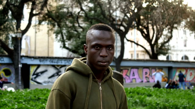 schwarze-afrikanische-junger-Mann-starrte-auf-die-Kamera-outdoor