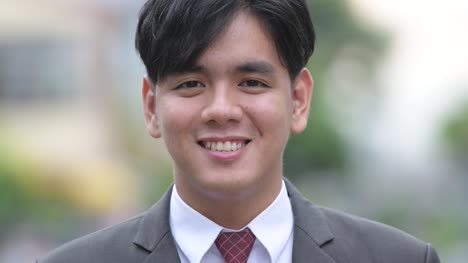 Joven-empresario-asiático-guapo-en-las-calles-al-aire-libre