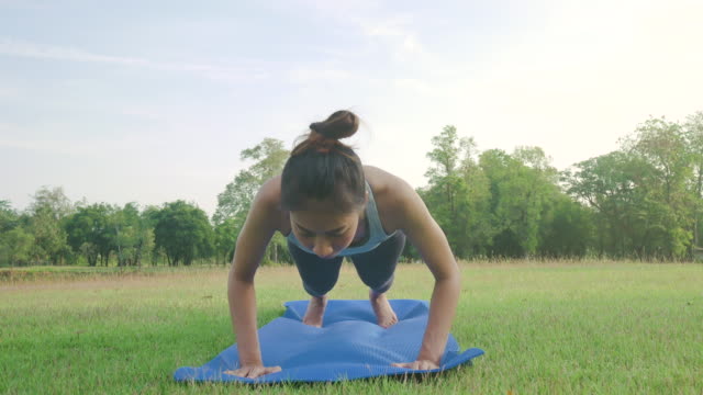 Mujer-asiática-joven-yoga-al-aire-libre-mantenga-la-calma-y-medita-mientras-practicaba-yoga-para-explorar-la-paz-interior.-Yoga-y-la-meditación-tienen-beneficios-para-la-salud.-Yoga-deporte-y-sano-concepto-de-estilo-de-vida.