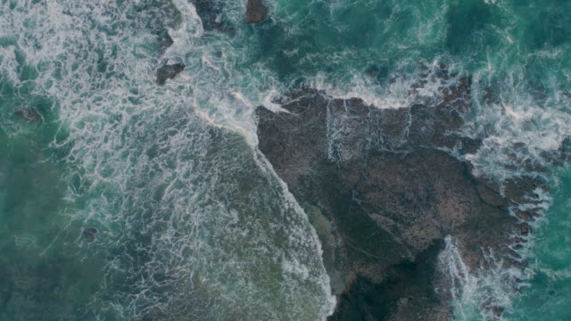 Raue-Seewellen-schlagen-Felsen-Slow-Motion-capture-eine-Luftaufnahme