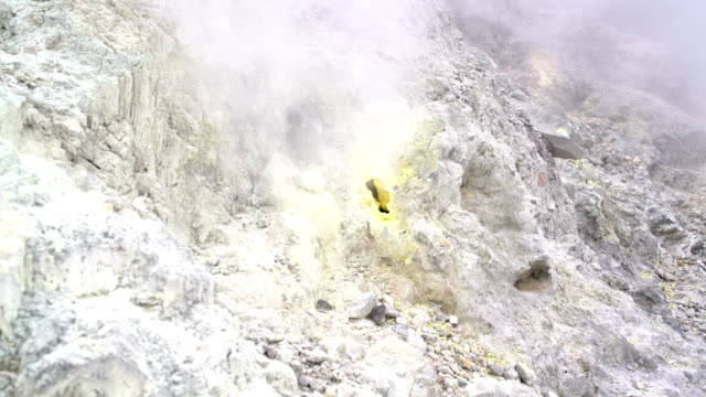 Fumarola-en-el-cráter-de-un-volcán