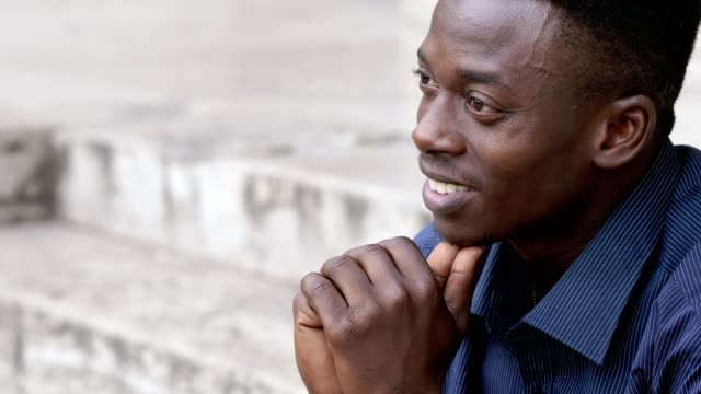 Hombre-africano-feliz-sonriendo-mirando-la-ciudad