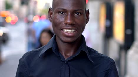 Junge-schwarze-amerikanische-Mann-auf-der-Straße-in-die-Kamera-Lächeln