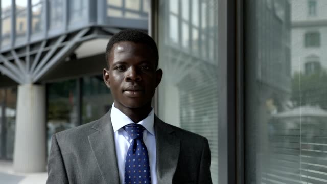 Portarit-erfolgreich-attraktive-junge-amerikanische-afrikanischen-Geschäftsmannes-Blick-in-die-Kamera